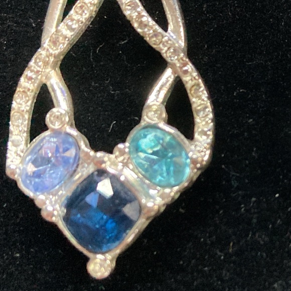 SILVER TONE AND FACETED GEMSTONE ENTWINED SHIMMER EARRINGS - Picture 3 of 7